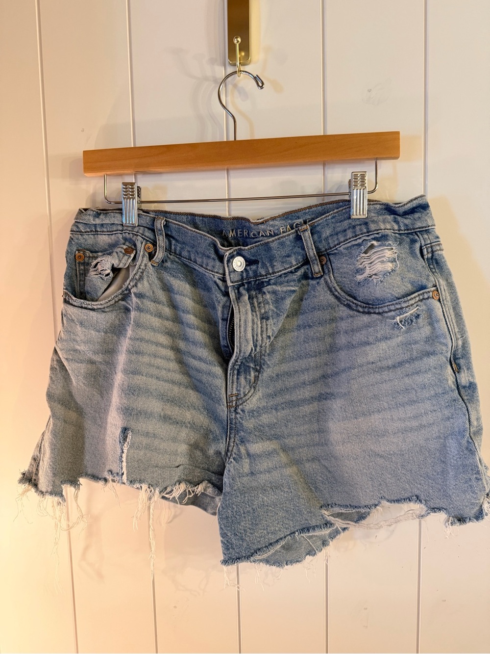 American Eagle Relaxed Short Denim Shorts Women’s Size 14 Light Wash Distressed